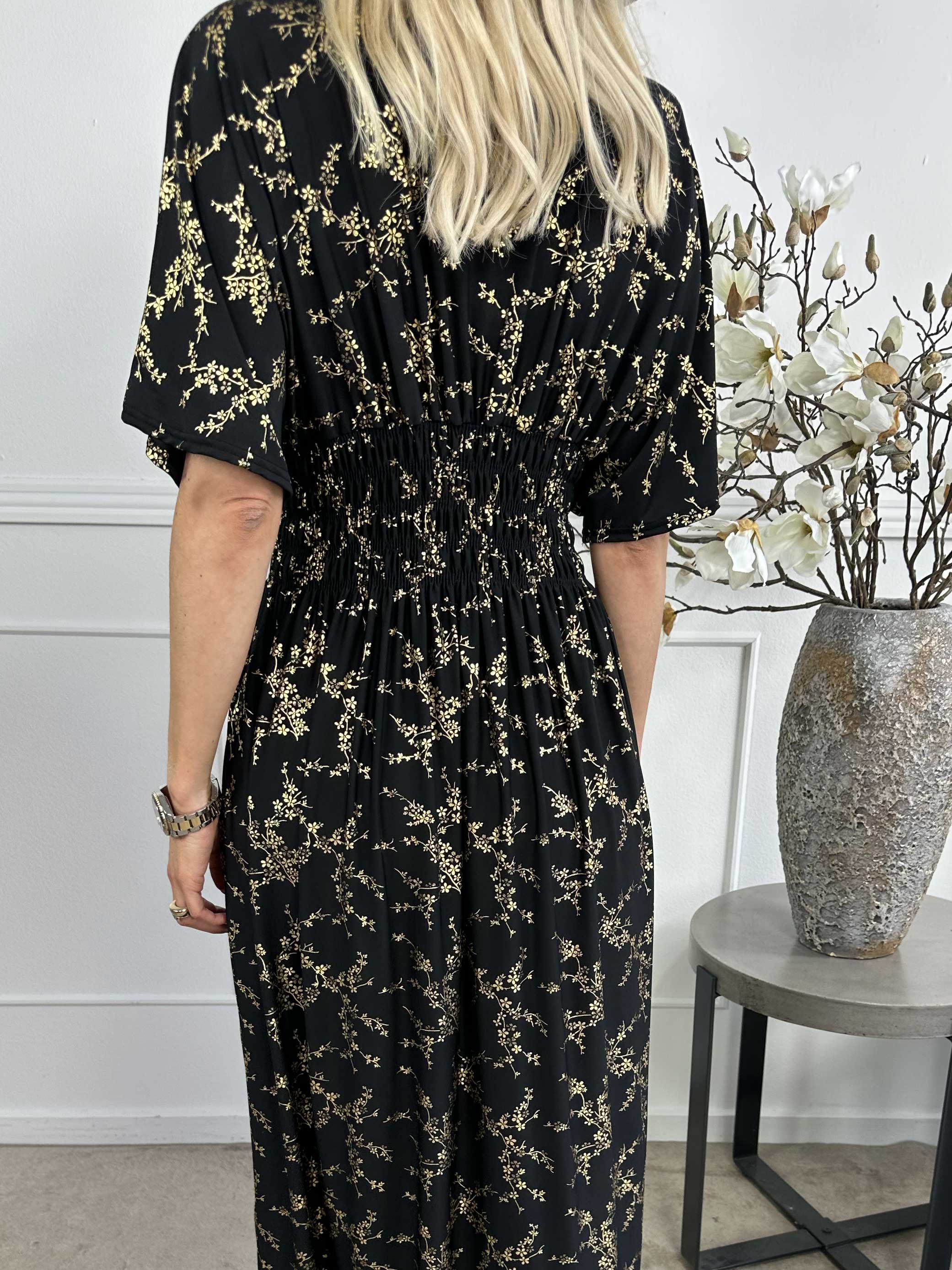 Pams Gold - Ensfarvet kjole i elastisk stof med gulddetaljer